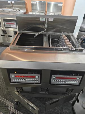 2つの鍋 4つのバスケット 電動デジタルコンピュータ パネル 油濾過付き オープン ディープフライヤー