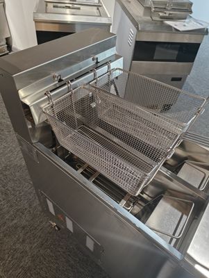 2つの鍋 2つのバスケット 13L*2 小容量 油を節約する 油過濾装置の電動式オープンフライヤー