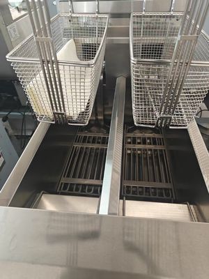 2つの鍋 2つのバスケット 7.5L*2 小容量 14kW 油を節約する 油過濾装置の電動式オープンフライヤー